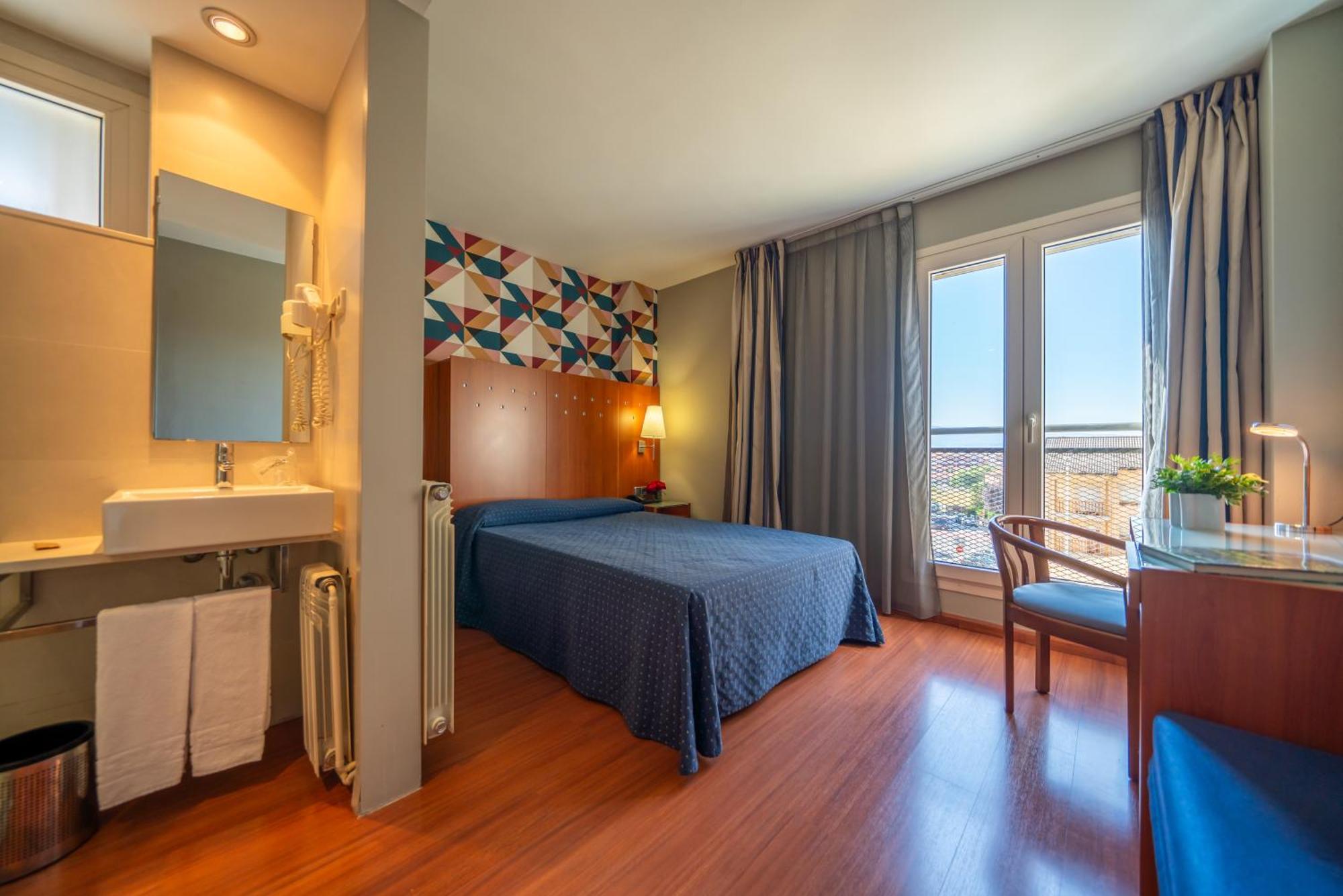 Hotel J. Balmes ויק מראה חיצוני תמונה