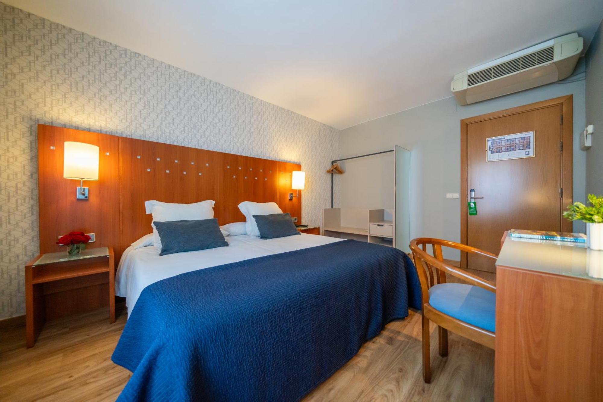 Hotel J. Balmes ויק מראה חיצוני תמונה